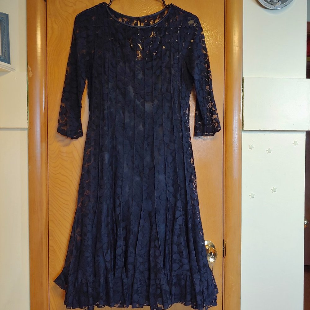 Lace dress with swing skirt